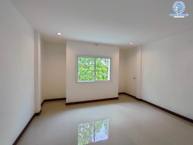 *****ทาวน์โฮมมือสองย่านกรุงเทพฯ ม.เทพประทาน สรงประภา เนื้อที่กว้างขวางถึง 25 ตร.ว. พร้อมฟังก์ชัน 4 ห้องนอน 3 ห้องน้ำ 1 ที่จอดรถ บ้านปรับปรุงใหม่ พร้อมเข้าอยู่ บนทำเลใกล้สนามบินดอนเมือง เข้าสู่ใจกลางเมืองได้อย่างสะดวกสบาย ใกล้รถไฟฟ้าสายสีแดง "สถานีดอนเมือง" และทางด่วน "ศรีสมาน"